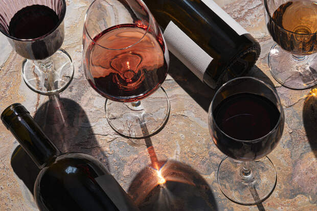 Ученый Панасюк: мужчинам можно пить полбутылки вина в день, а женщинам - треть