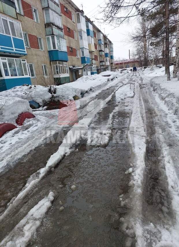 Сезон больших луж: столица Камчатки справляется с таянием огромных сугробов в жилых кварталах