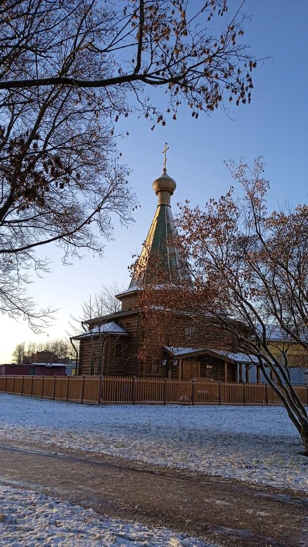 Санкт-Петербург. Гражданка. Храм на берегу озера под названием Лимпопо