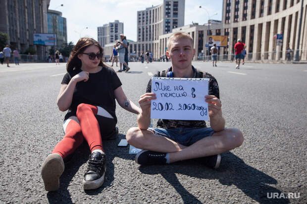 Митинг Либертарианской партии против пенсионной реформы. Москва, молодежь, плакат, пенсионная реформа, проспект академика сахарова, мне на пенсию в 60 году