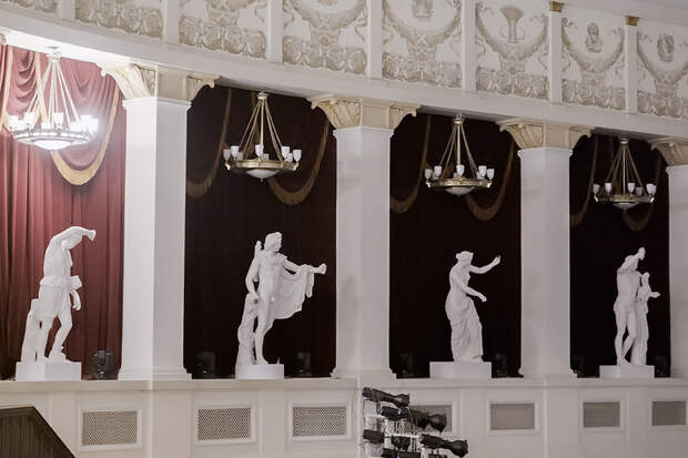 С первым Днем артиста поздравил Андрей Травников работников театра и кино