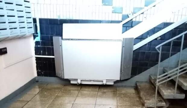 В подъезде дома на Сухонской убрали мусор и провели влажную уборку