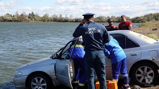 Затонувшую машину с телом водителя нашли в озере под Хабаровском