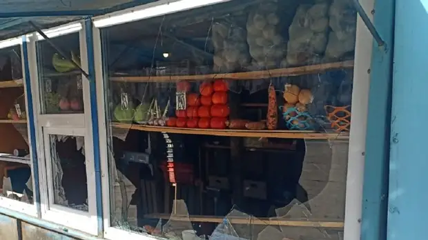 Череповчанин разбил витрину продуктового ларька и угрожал продавцу ножом