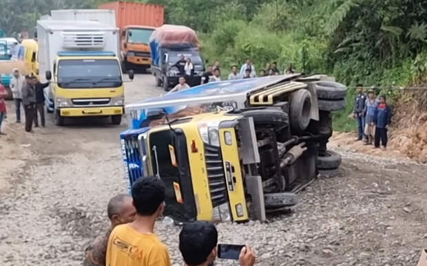 Самая опасная дорога Индонезии. Этот километр не может проехать ни один грузовик