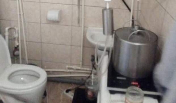 Полиции показали дом в поселке Нежинка, в котором варят самогонку