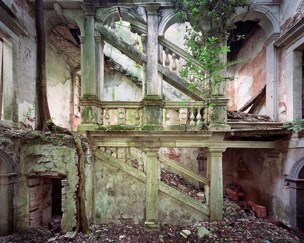 Заброшенные итальянские дворцы в невероятных снимках французского фотографа 