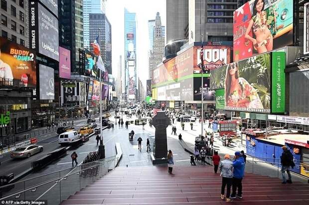 Необычно безлюдная Таймс-сквер в марте 2020 года (слева) и толпы людей там же 12 марта 2021 года