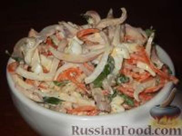 Фото к рецепту: Салат из кальмаров с яйцом и корейской морковью