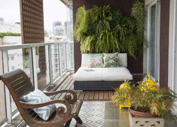 Вертикальное озеленение современного балкона нужно планировать не менее тщательно, чем интерьер других помещений.