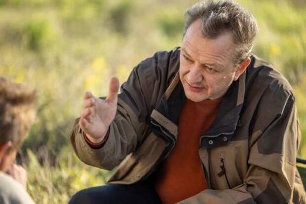 «СВОИ»: в онлайн-прокат вышла пронзительная драма о волонтёрах, под огнём спасавших мирных жителей Мариуполя