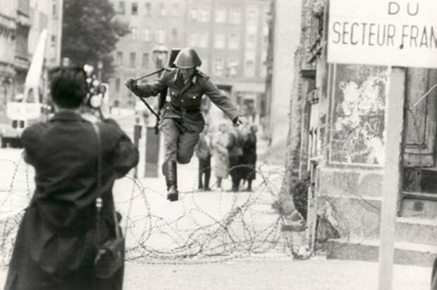 Ханс Конрад Шуман в момент прыжка.
