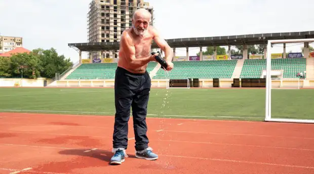 «Собираюсь улучшать результат»: сбросивший почти 10 кг за одну пробежку пенсионер из Дагестана рассказал о своём рекорде