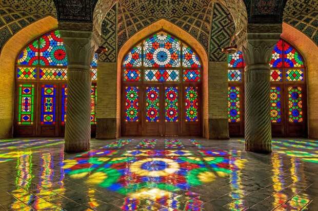 Мечеть оживает с каждым восходом солнца лучи которого, проходя сквозь яркие витражи и отражаясь в мозаике и плитке (Nasir al-Mulk, Иран). | Фото: ru.wikipedia.org.