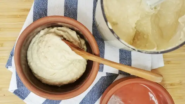 Хумус с бастурмой, запеченный в духовке