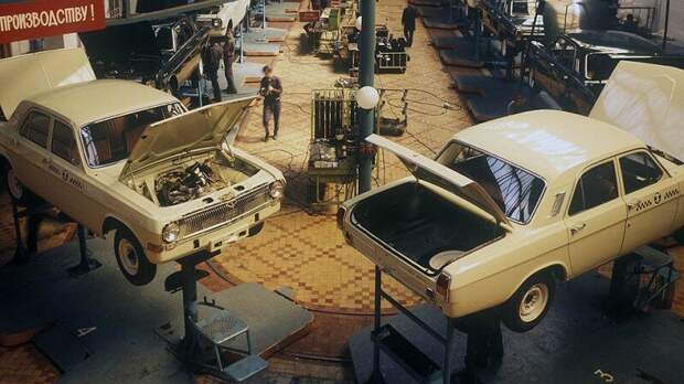 В цехе завода ГАЗ, 1970–е годы, Горький история, ретро, фото