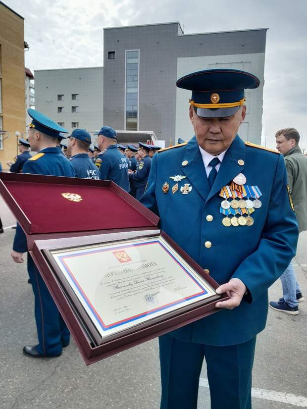 Двоих забайкальских сотрудников МЧС наградили грамотами президента России