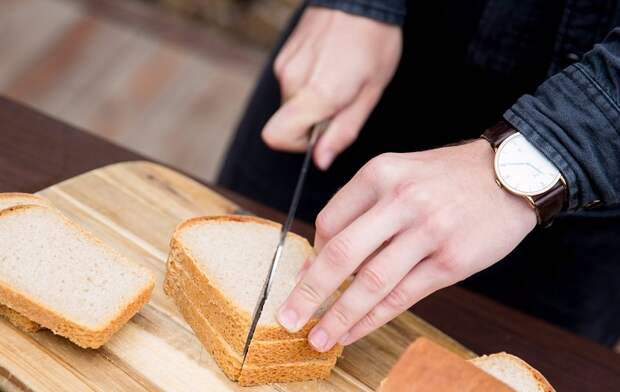 Не нарезайте хлеб к ужину. / Фото: kakprosto.ru