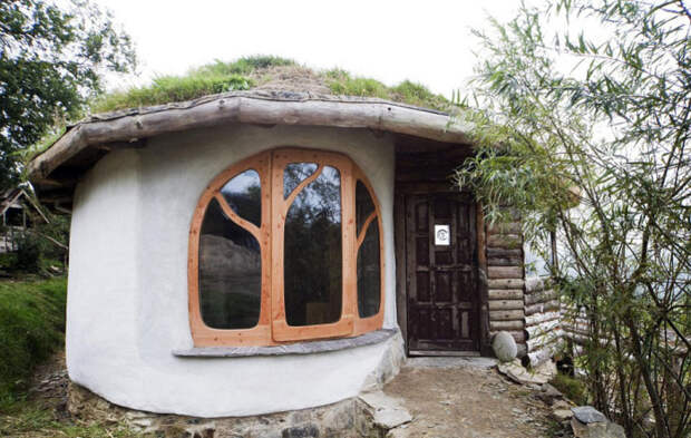 Частный дом, которые пара построила из подручных природных материалов. | Фото: thesun.co.uk.