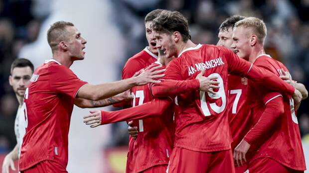 Сборная России в первом тайме забила два мяча сербам, Гайич получил красную карточку