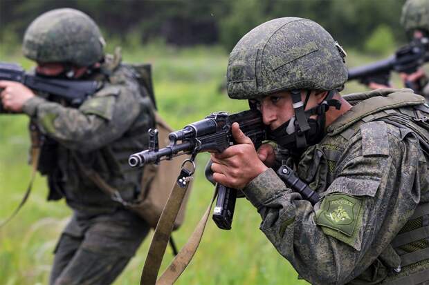 Глазами бойцов: Добровольцы из Сибири показали тактику боя стрелкового подразделения (ВИДЕО)