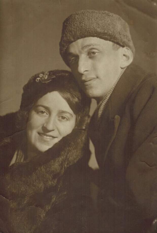 Елена Михайловна и Семен Львович — мать и отец Льва Рубинштейна. / Фото: www.familio.media
