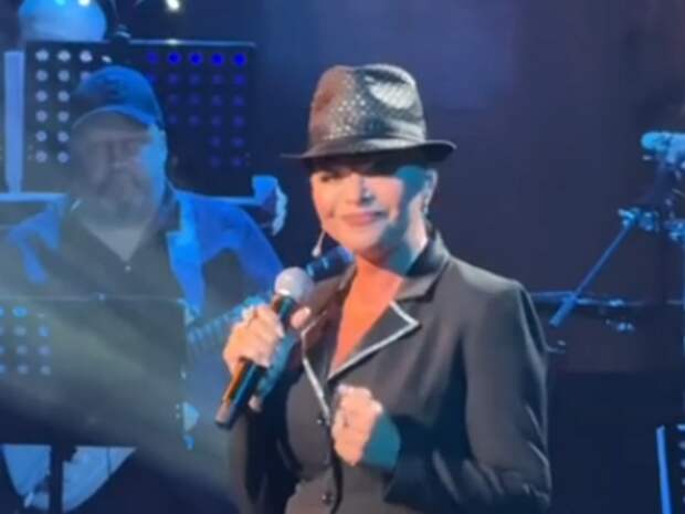 Появились кадры с Долиной после отпуска в Абу-Даби: в Москве певица спела про кровную месть