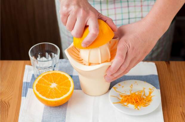 снимаем цедру с апельсина и выдавливаем сок