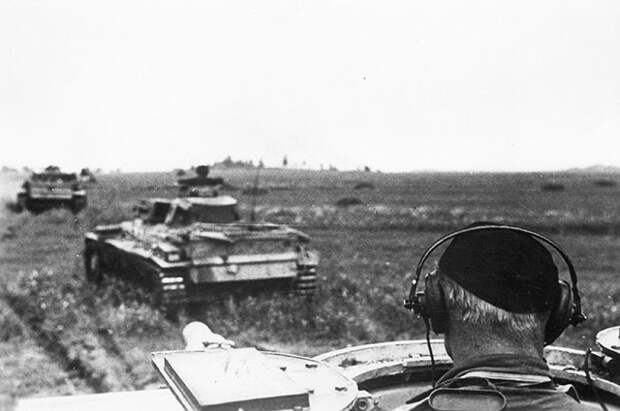 Колонна немецких танков подо Ржевом, 1942 г.