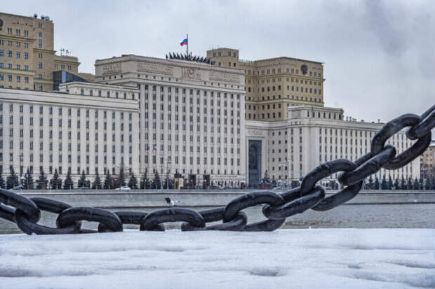 Напротив здания Минобороны в Москве обнаружили подозрительную камеру. Ее владельцем оказалась ФСБ