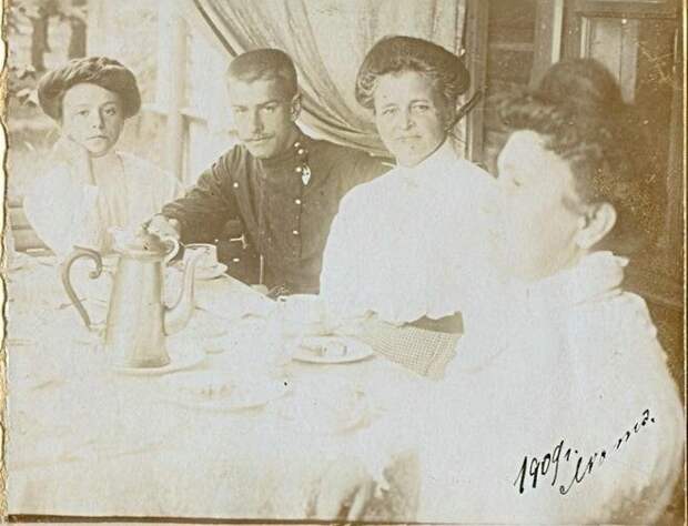 За столом Неизвестный автор, 1909 год, МАММ/МДФ.