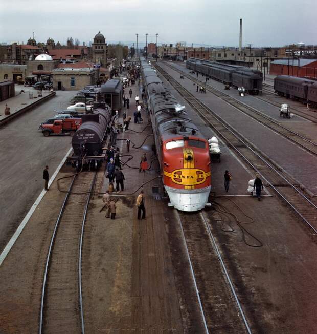 1943 Santa Fe streamliner Super Chief Albuquerque 1943 Santa Fe streamliner Super Chief Albuquerque