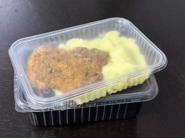 Двое россиян похитили со склада 250 килограммов салатов, котлет и плова