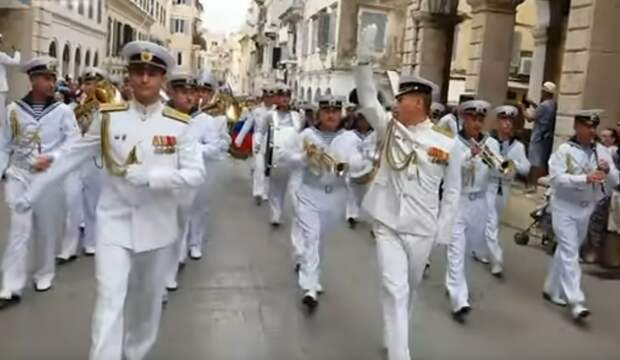 Наши моряки шагают по улицам Керкиры. Между прочим, играют "Прощайте, скалистые годы". Несут венок адмиралу. Сентябрь 2017 года. Скриншот с видео местного грека.