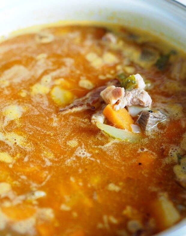 Солянка добавить рассол. Солянка с маслинами. Солянка в кастрюле. Солянка с копченой колбасой. Солянка мясная в кастрюле.