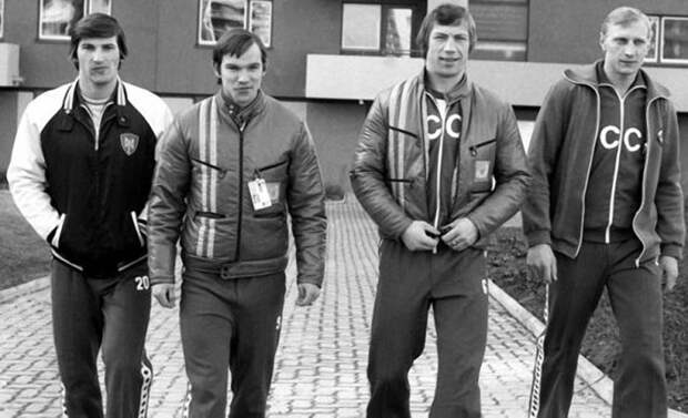 Владислав Третьяк, Виктор Шалимов, Валерий Васильев и Александр Гусев в Олимпийской деревне в Инсбруке, 7 февраля 1976 года. Фото Валерия Зуфарова.