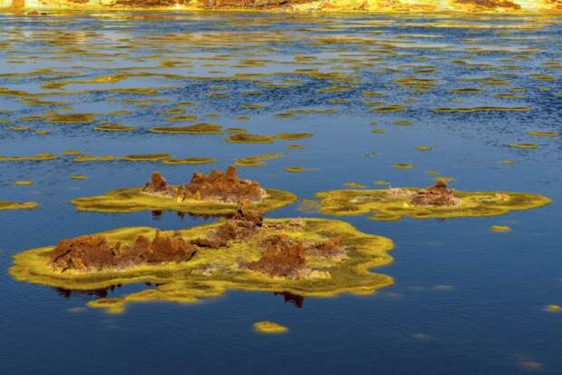 Прекрасные, но смертельно опасные кислотные озера в африканской пустыне