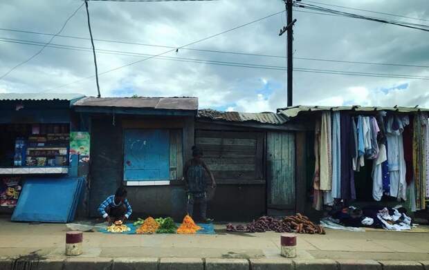 В городе полно самых разных лавочек, хотя некоторые не заморачиваются — раскладывают товар прямо на тротуаре Антананариву, африка, беднейшие страны, города Мадагаскара, мадагаскар, путешествие, столица Мадагаскара, столицы