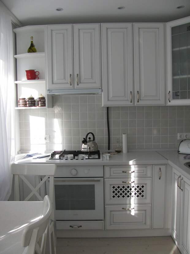 Дизайн белой кухни из МДФ 5,7 кв.м