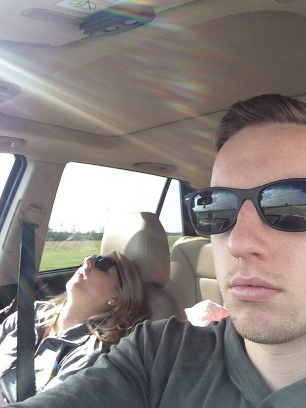 Этот парень сделал свою спящую жену звездой интернета! (17 фото)