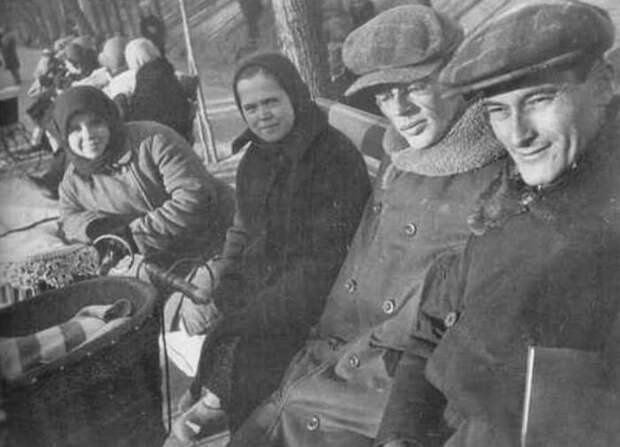 Ильф и Петров на Гоголевском бульваре. Зима 1932 г. | Фото: chtoby-pomnili.net Ильф и Петров на Гоголевском бульваре. Зима 1932 г. | Фото: chtoby-pomnili.net