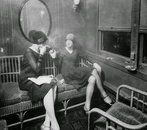 Женщины в вагоне поезда для курящих, 1920-е