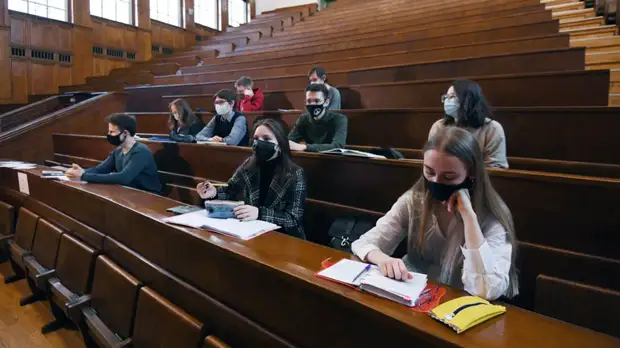 В Псковской области ввели обязательную вакцинацию для студентов