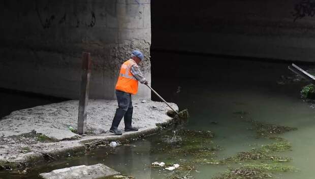 В Симферополе очищают Салгир от мусора и водорослей