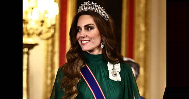 Кейт Миддлтон и принц Уильям, король Карл III и королева Камилла на банкете в честь визита президента Нигерии