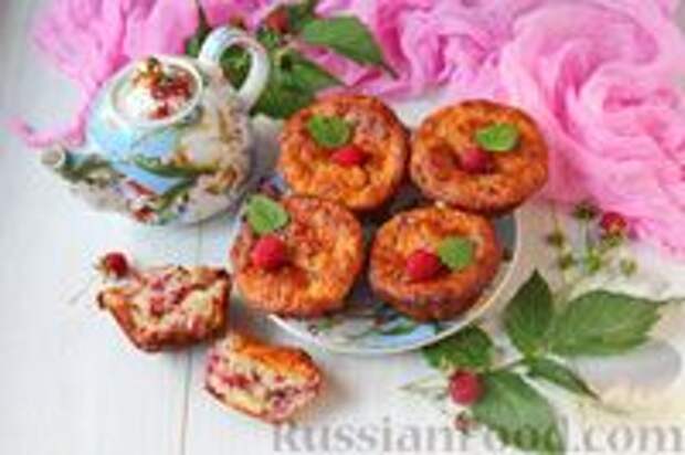 Фото к рецепту: Творожные маффины с малиной и кокосовой стружкой