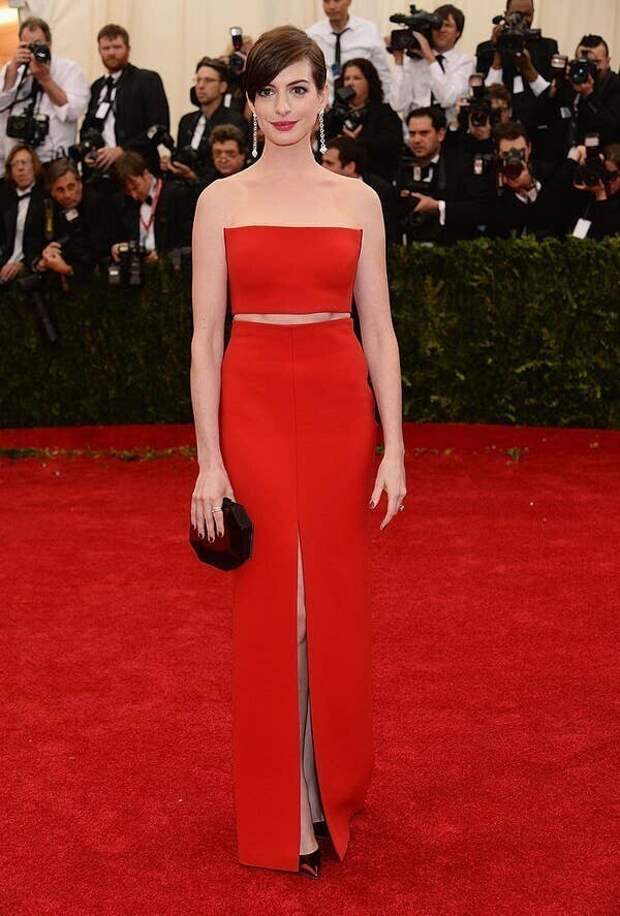 15. И, наконец, в квартале от места проведения Met Gala 2014 Энн Хэтэуэй чихнула и случайно порвала свое платье. Поэтому вместе с дизайнером Франсиско Костой она остановилась в отеле и нашла швею, чтобы быстро все починить 15. И, наконец, в квартале от места проведения Met Gala 2014 Энн Хэтэуэй чихнула и случайно порвала свое платье. Поэтому вместе с дизайнером Франсиско Костой она остановилась в отеле и нашла швею, чтобы быстро все починить