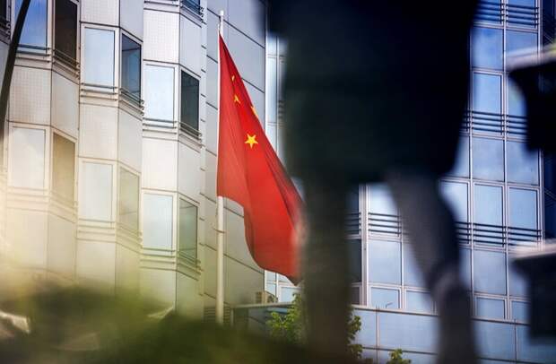 КНР утверждает, что разведка Британии завербовала двух китайских чиновников