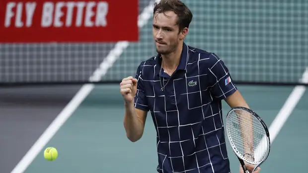 Тарпищев считает, что Медведев не должен извиняться за подачу с руки