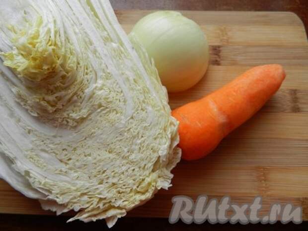 Лук, морковь и капусту очистить.